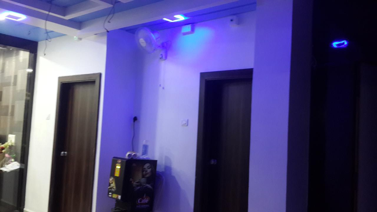 Hotel Holiday Era Opposite Railway Station Аурангабад Екстериор снимка