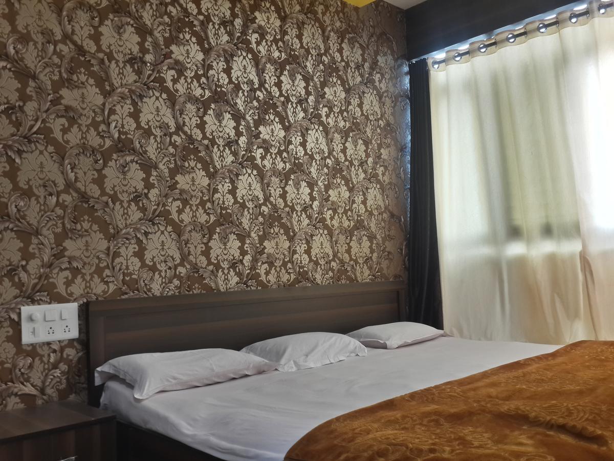 Hotel Holiday Era Opposite Railway Station Аурангабад Екстериор снимка