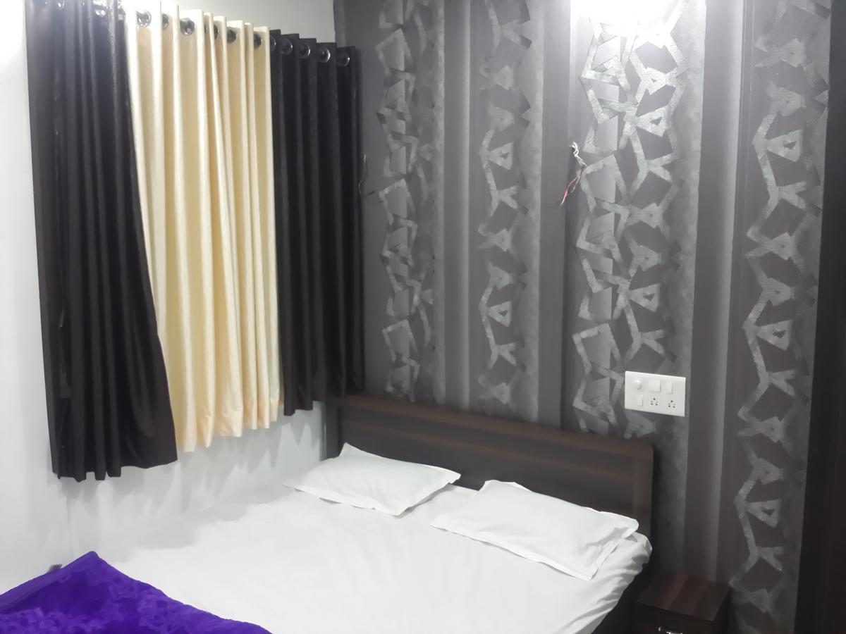 Hotel Holiday Era Opposite Railway Station Аурангабад Екстериор снимка