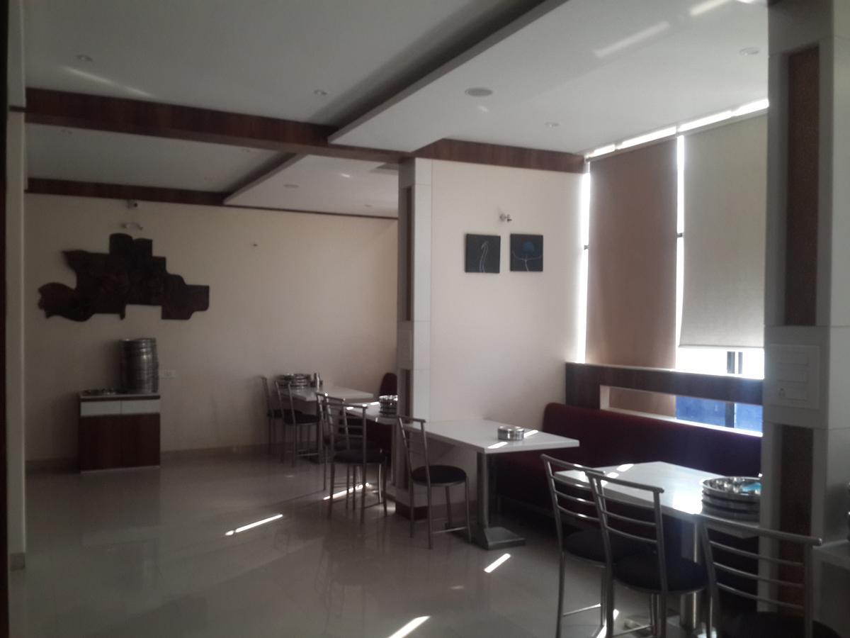 Hotel Holiday Era Opposite Railway Station Аурангабад Екстериор снимка