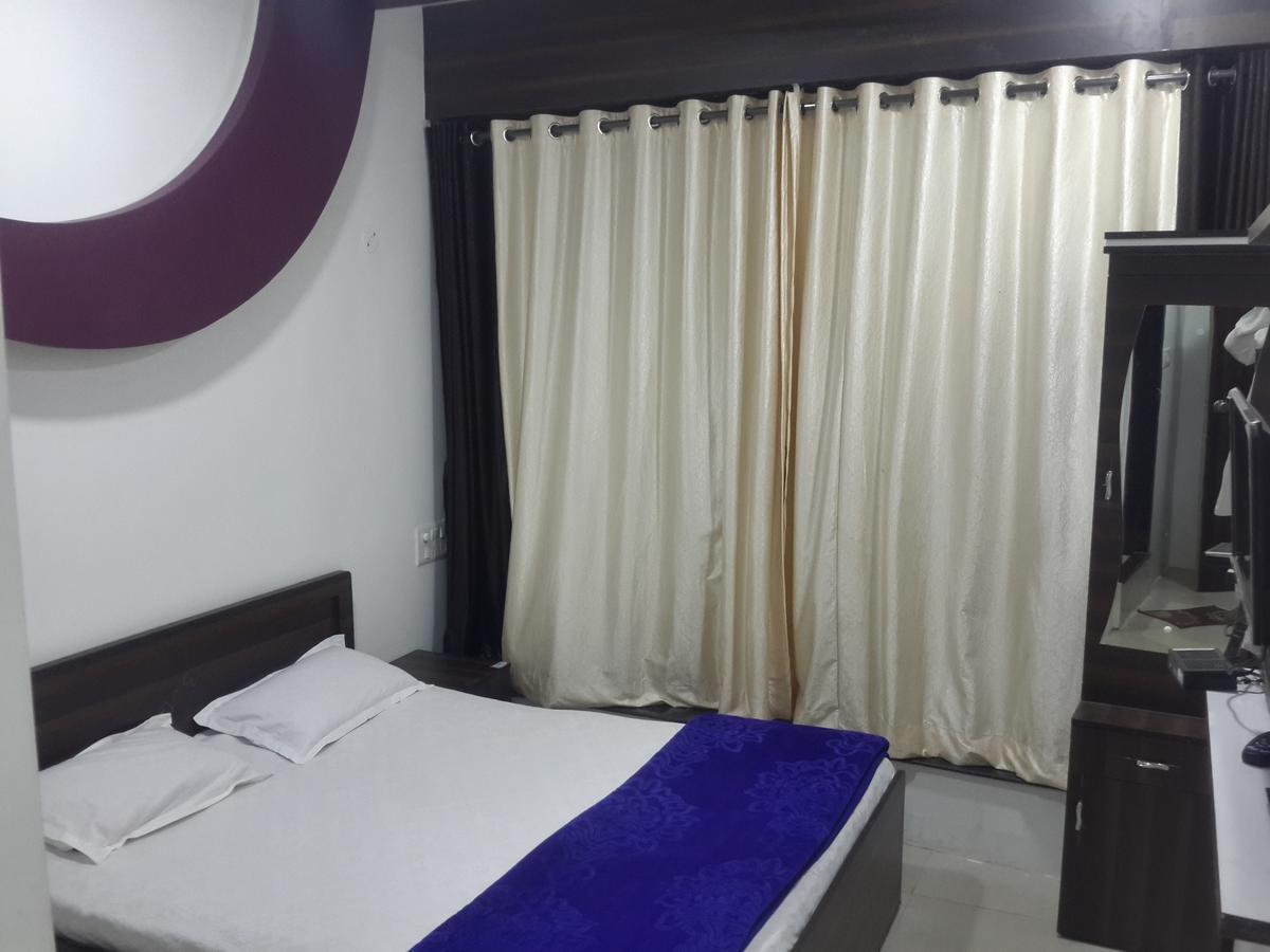 Hotel Holiday Era Opposite Railway Station Аурангабад Екстериор снимка