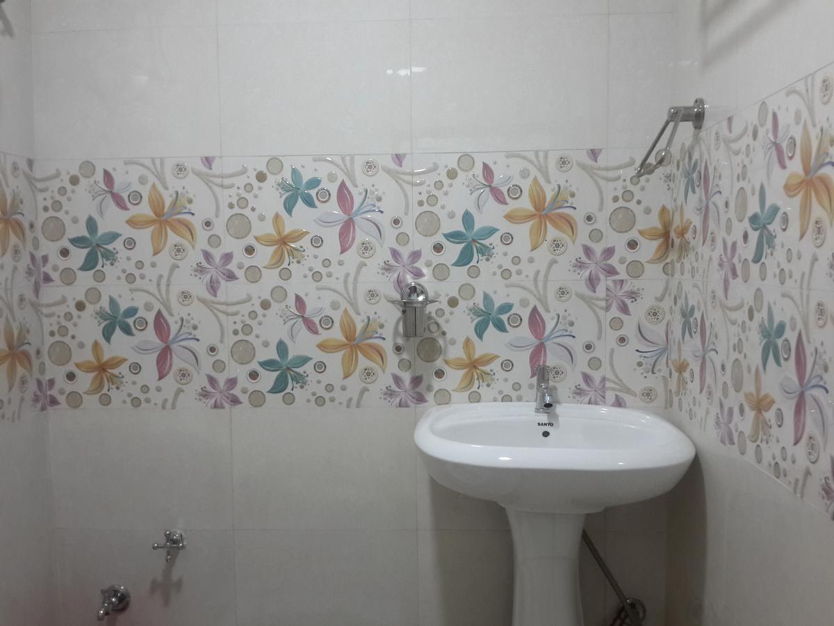 Hotel Holiday Era Opposite Railway Station Аурангабад Екстериор снимка