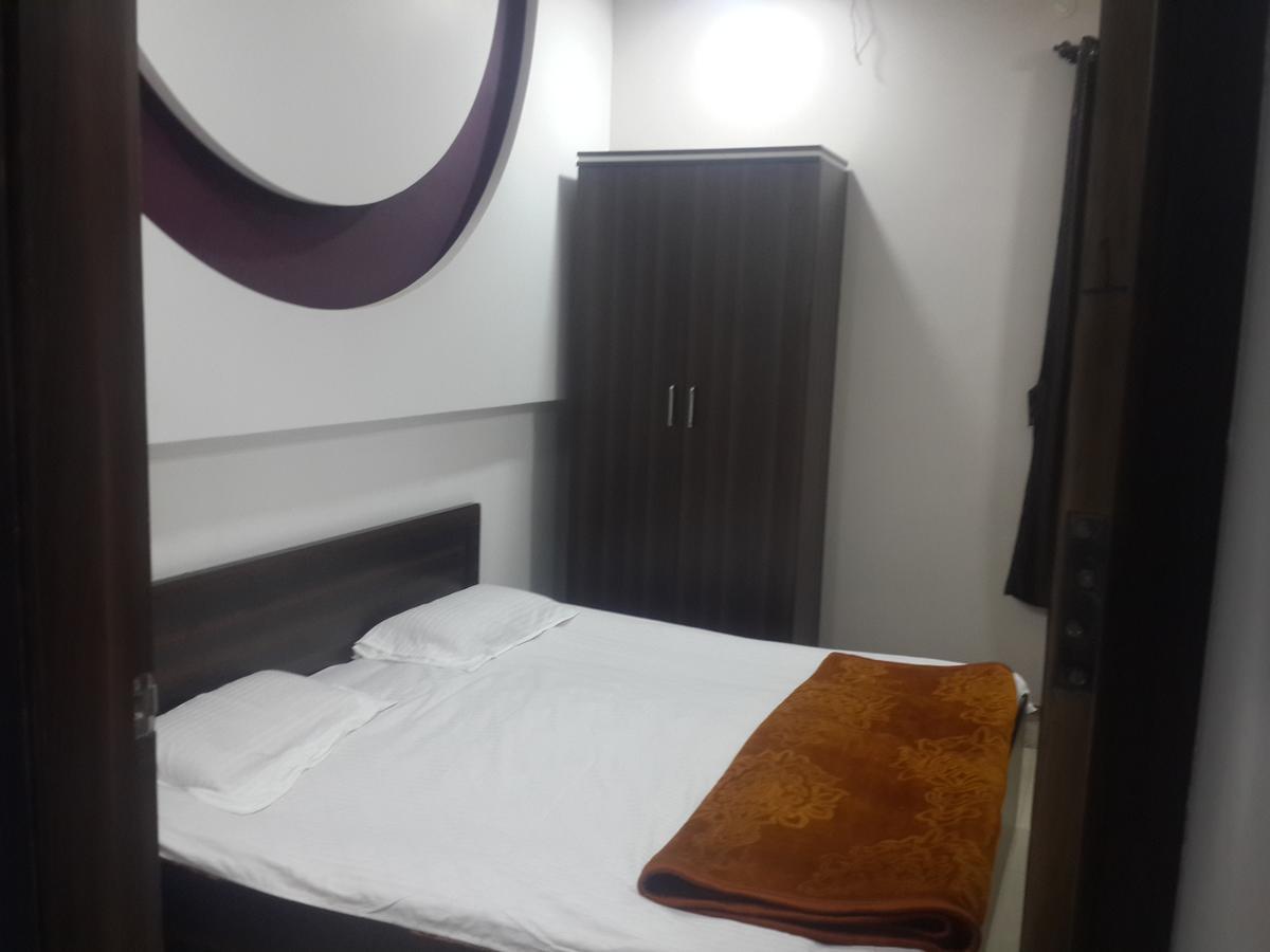 Hotel Holiday Era Opposite Railway Station Аурангабад Екстериор снимка