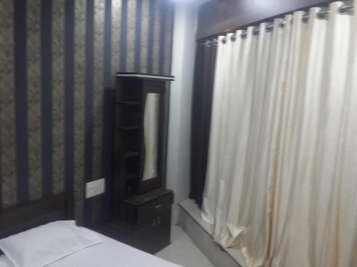 Hotel Holiday Era Opposite Railway Station Аурангабад Екстериор снимка