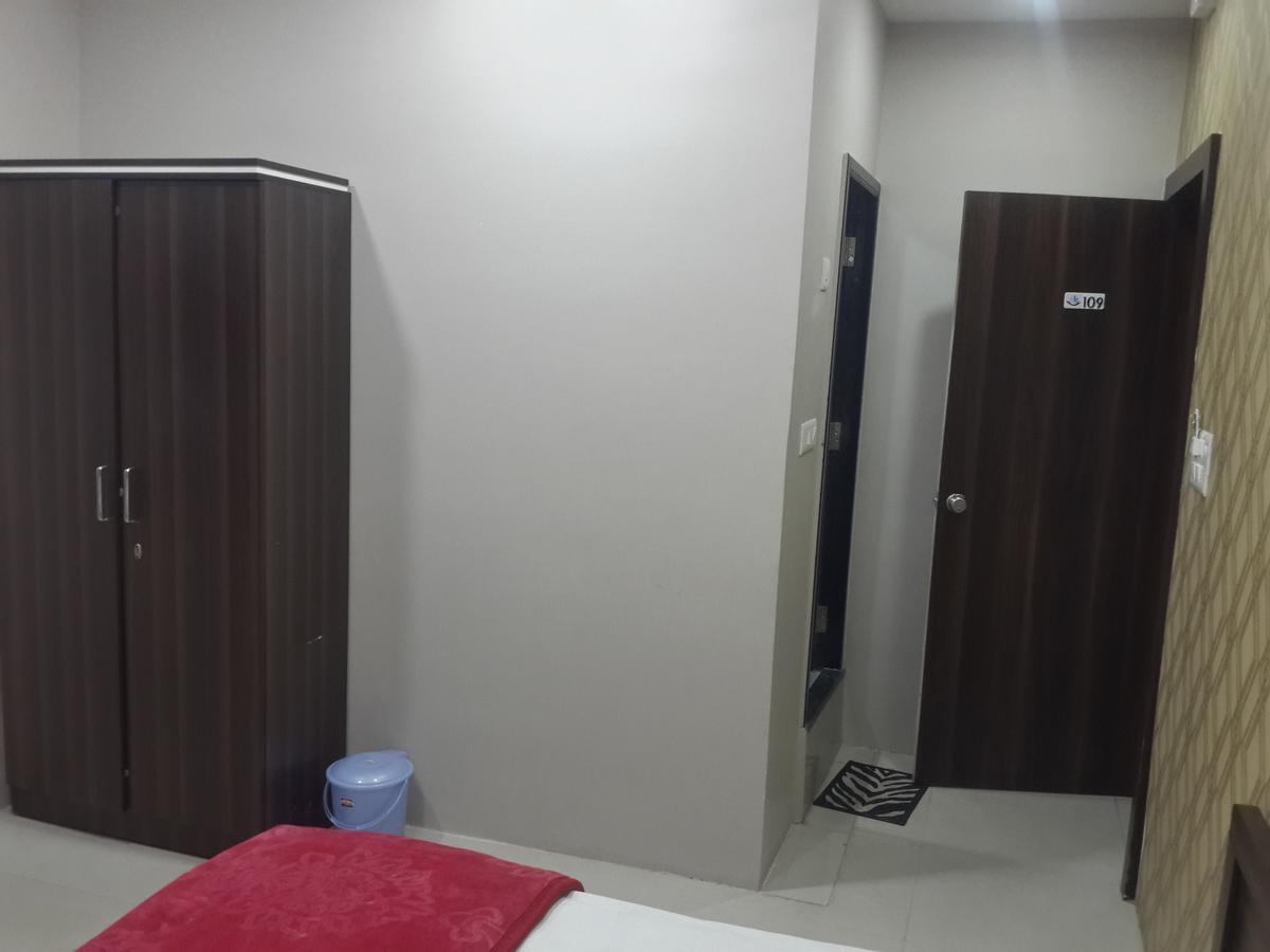 Hotel Holiday Era Opposite Railway Station Аурангабад Екстериор снимка