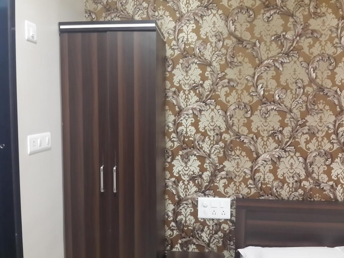 Hotel Holiday Era Opposite Railway Station Аурангабад Екстериор снимка