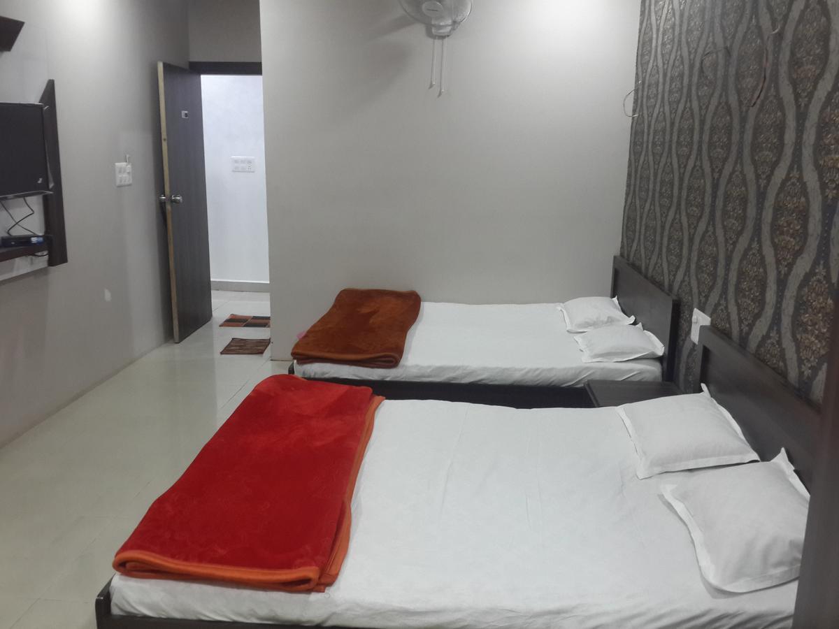 Hotel Holiday Era Opposite Railway Station Аурангабад Екстериор снимка