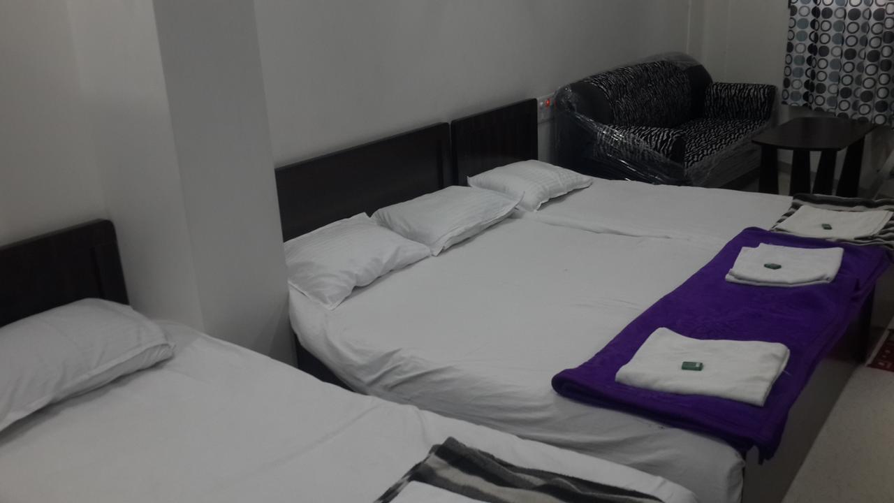 Hotel Holiday Era Opposite Railway Station Аурангабад Екстериор снимка