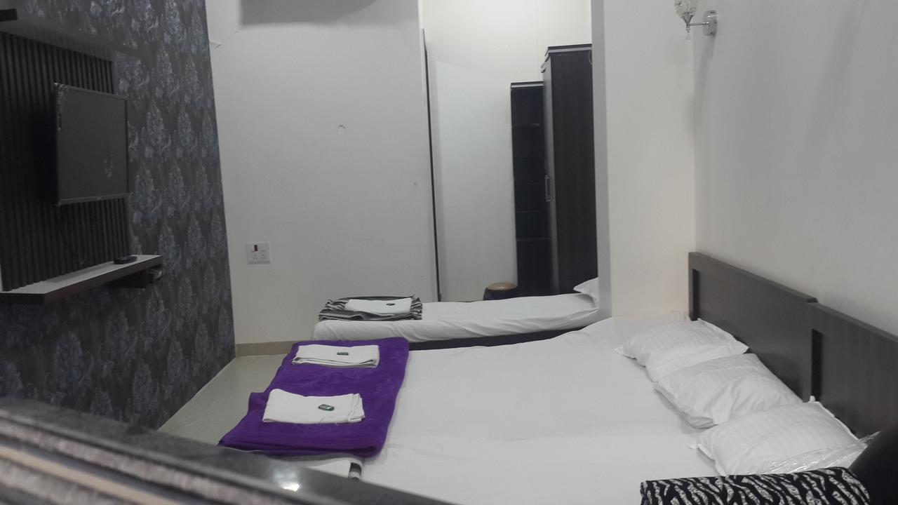 Hotel Holiday Era Opposite Railway Station Аурангабад Екстериор снимка